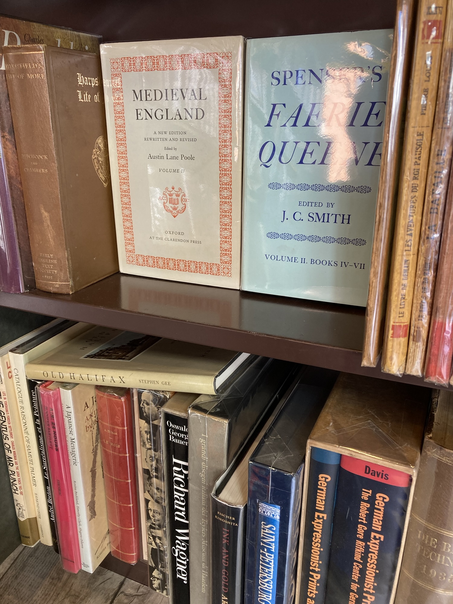 店内洋書コーナー｜1階・2階に展開しています（2）