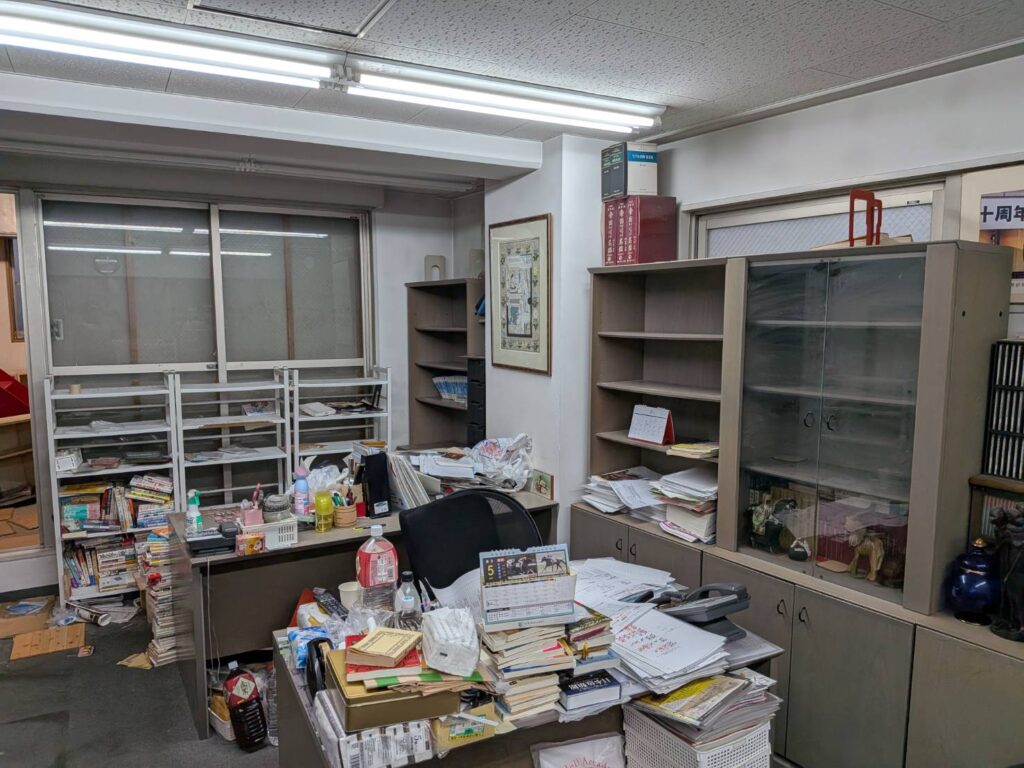片付け途中の本棚