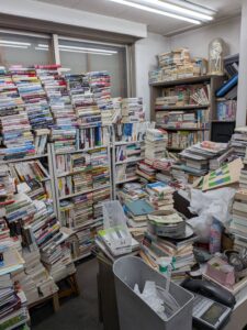 部屋の中の大量の古書