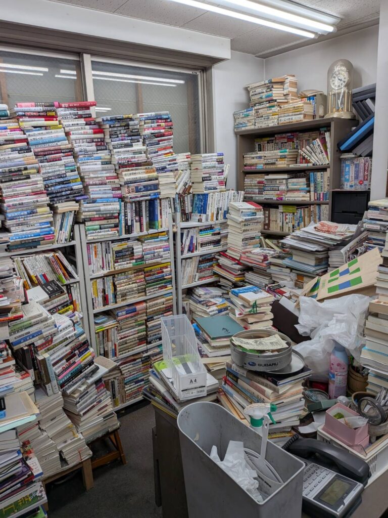 部屋の中の大量の古書